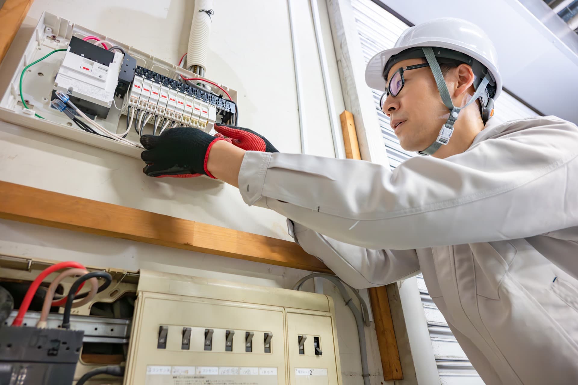 電気設備の点検作業
